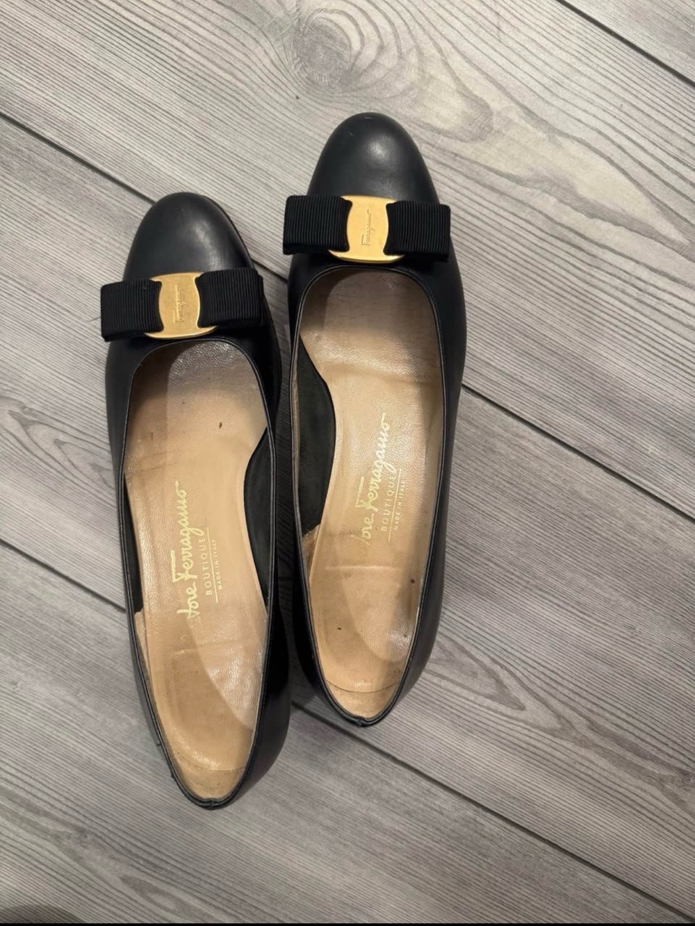 Salvatore Ferragamo Black Leather Bow Flats with Gold Logo 8B - Picture 1 of 5